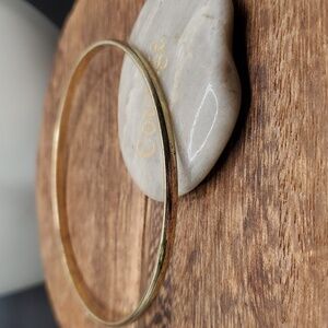 B2713‎ gold tone saucer bracelet